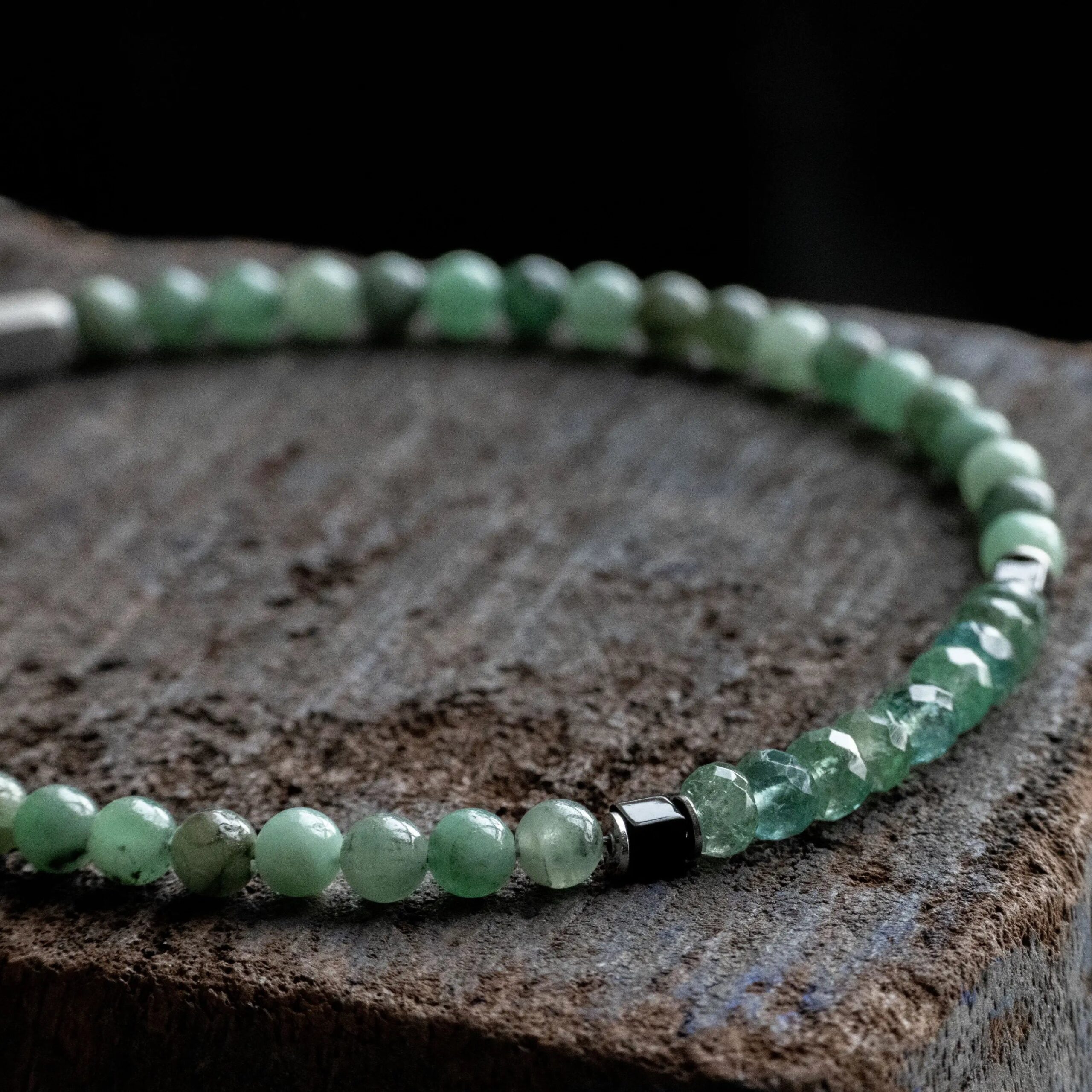 EmeraldBraceletXIV_3-4mm_-solo-setting-closeup.jpg